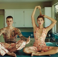 Fakta yang paling mengejutkan dari hubungan Justin dan Hailey adalah soal seks. Tidak dipungkiri, gaya hidup glamour mereka mengarah ke seks bebas. Namun itu tidak dilakukan pasangan ini. Justin mengaku sudah tobat melakukan perzinaan. Dia baru melakukan hubungan seksual setelah resmi menikahi Hailey Baldwin. Foto: Vogue/Annie Leibovitz