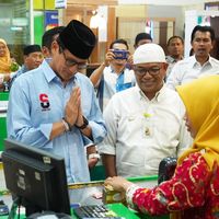 Pulang Solat Jumat, Sandiaga Borong Beras Kencur dan Wedang Uwuh di Solo