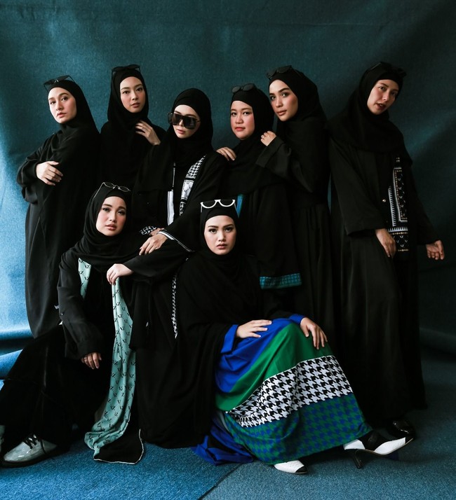 Deretan artis cantik dan publik figur seperti Chacha Frederica, Natasha Rizky, Vebby Palwinta hingga atlet wushu Lindswell Kwok kompak mengajak followers-nya untuk menyumbangkan mukena. Foto: Diera Bachir