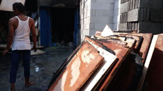 Sejumlah triplek terbakar.