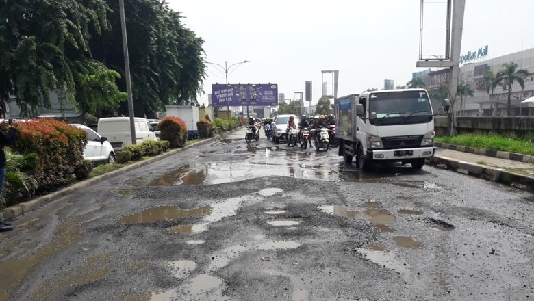 Jalan Berlubang di Kalimalang, Wali Kota Bekasi: Sabar Aja Jalan Berlubang di Kalimalang, Wali Kota Bekasi: Sabar Aja