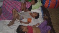 Gempa magnitudo 5,3 membuat warga di Kecamatan Morotai Timur ini mengungsi keluar dari rumah mereka. Anak-anak terlihat tidur di lapangan terbuka tempat pengungsian. (Dok BNPB)