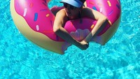 Kalau kamu butuh saya, saya akan makan donat, di dalam donat, di dalam kolam renang, tulis Behati. Wah, jangan-jangan ia pencinta donat! Foto: Instagram behatiprinsloo