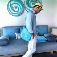 Dr. Thiago yang berasal dari Rusia ini sangat suka tampil serba matching. Seperti penampilannya ketika sedang berada di Maldives ini, sang dokter bergaya serba biru termasuk tas Hermes seri Epsom yang dibawanya. (Foto: Dok. Instagram Dr. Thiago Freire)