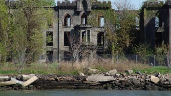 Pulau North Brother di New York, Amerika Serikat sempat beberapa kali dijadikan rumah sakit, namun pasien di sana justru kerap menggunakan obat-obatan terlarang dan kini tempat tersebut terbengkalai dan jadi menyeramkan. Foto: Reddit/r/AbandonedPorn