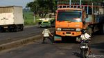 Aksi Nekat Menumpang Truk Lintas Pantura