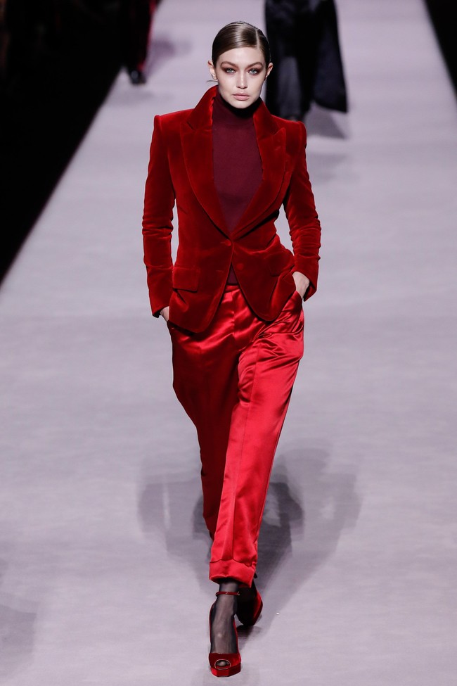 Di landasan peraga, tampil model Gigi Hadid. Ia menebar pesonanya dalam balutan setelan velvet berwarna merah. (Foto: Getty Images)