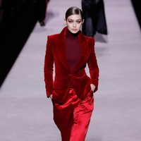 Di landasan peraga, tampil model Gigi Hadid. Ia menebar pesonanya dalam balutan setelan velvet berwarna merah. (Foto: Getty Images)