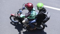 Pelarangan penggunaan ponsel saat berkendara, termasuk melihat GPS itu dilandaskan pada dampak berbahaya bagi pengendara dan orang lain. Melihat ponsel saat mengemudi dapat merusak fokus pengendara. Antara Foto/Hafidz Mubarak A