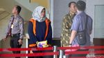 Jalani Pemeriksaan Lanjutan, Neneng Hassanah Tebar Senyuman