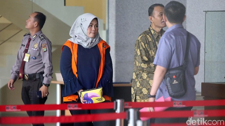 Ucapan Terima Kasih Bupati Neneng Usai Dituntut 7,5 Tahun Bui Ucapan Terima Kasih Bupati Neneng Usai Dituntut 7,5 Tahun Bui