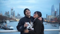 Sedang liburan, Abimana dan Inong Ayu alias Nidya Ayu Riandri terlihat mesra. Sambil memegang segelas kopi, keduanya tampak so sweet. Foto: Instagram