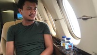 Duh asyik banget pose santai sambil menumpang pesawat jet pribadi. Kasus Faldo dengan Addie MS yang sempat memanas memang sudah mereda, disusul permintaan maaf Faldo pada musisi kawakan ini. Foto: instagram @faldomaldini