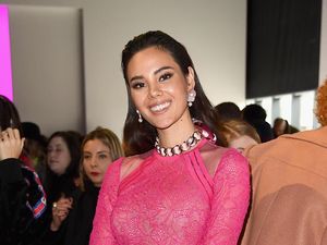 Foto: Miss Universe Catriona Gray Tebar Pesona di New York Fashion Week