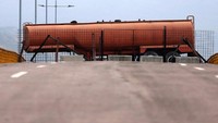 Militer Venezuela menggunakan sebuah truk tanker dan dua buah kontainer berukuran raksasa untuk memblokir akses ke Jembatan Tienditas. Reuters/Luisa Gonzalez.