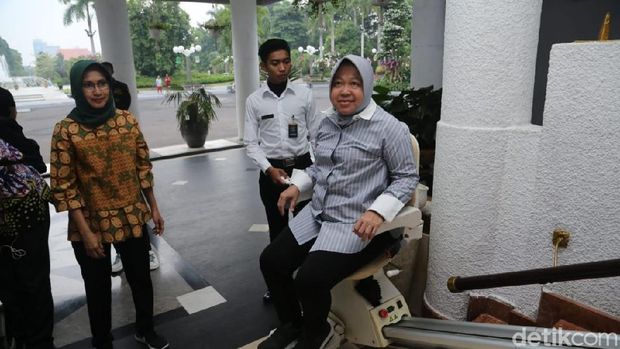 Wali Kota Tri Rismaharini masih berkursi roda