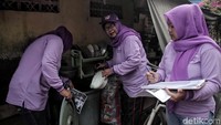 Para petugas juga melakukan pengecekan ke sejumlah kolam ataupun tempat penampungan air milik warga.