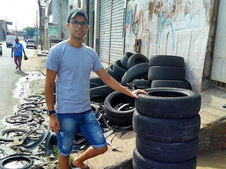 Keren! Seniman Muda Ini Temukan Cara Unik Mengolah Ban Bekas