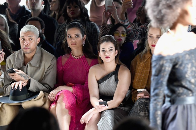 Sebagai tamu VIP, Catriona mendapat tempat duduk di barisan depan (front row). Ia duduk bersebalahan dengan aktris Spanyol Julia Creus. (Foto: Getty Images)