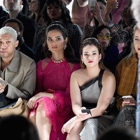 Sebagai tamu VIP, Catriona mendapat tempat duduk di barisan depan (front row). Ia duduk bersebalahan dengan aktris Spanyol Julia Creus. (Foto: Getty Images)