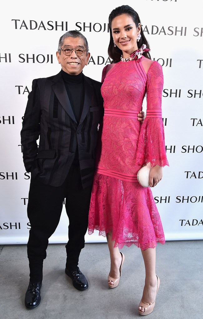 Inilah penampilan Miss Universe 2018 Catriona Gray saat eksis di New York Fashion Week Fall 2019 yang tengah berlangsung di New York City, Amerika Serikat. Perempuan berdarah Filipina ini muncul di fashion show Tadashi Shoji, Kamis (7/2/2019). (Foto: Getty Images)