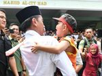 Foto: Pelukan Rafi Ahmad untuk Jokowi