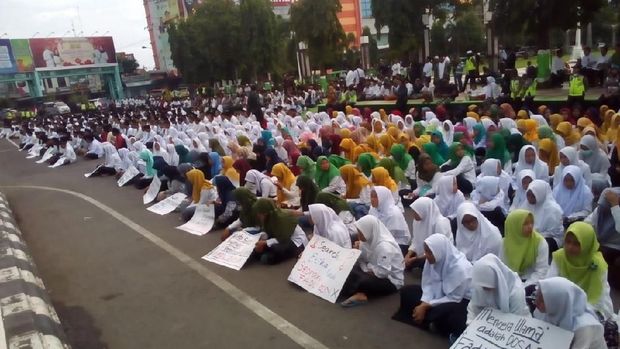 Aksi santri protes puisi Fadli Zon di Kudus.