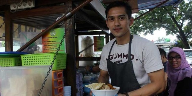 Jual Asinan hingga Siomay, Ini Potret 5 Penjual Makanan Tampan yang Viral