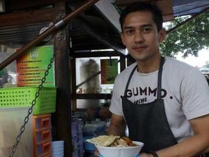 Jual Asinan hingga Siomay, Ini Potret 5 Penjual Makanan Tampan yang Viral