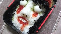 Masih dengan tema mata melotot dan serba darah, bento ini dikreasikan dengan banyak nori dan saus tomat. Bola matanya dibuat dari telur puyuh! Foto: Istimewa