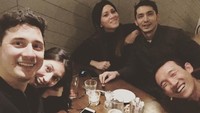  Selain sering kumpul keluarga, Abimana dan istri juga sering meluangkan waktu untuk bertemu sahabat. Foto: Instagram@hannahalrashid