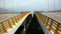Truk tanker dan kontainer berukuran raksasa digunakan untuk memblokir akses ke Jembatan Tienditas. Reuters/Carlos Eduardo Ramirez