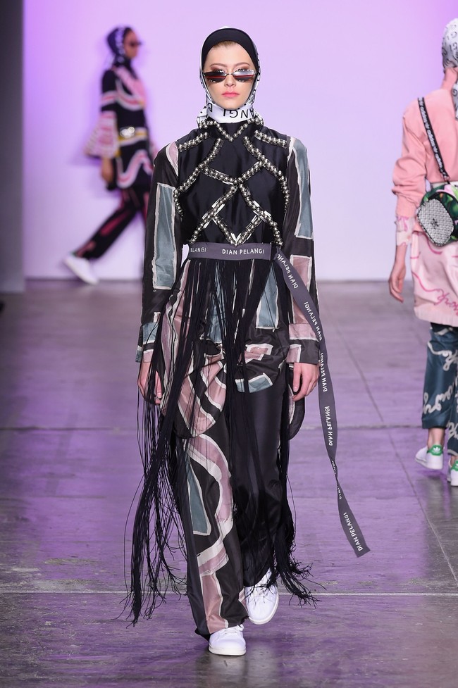 Sentuhan lainnya yang menarik adalah typography dalam teknik printing. Kata-kata seperti New York dan Dian Pelangi terlihat pada scarf dan belt. Foto: Getty Images