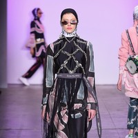 Sentuhan lainnya yang menarik adalah typography dalam teknik printing. Kata-kata seperti New York dan Dian Pelangi terlihat pada scarf dan belt. Foto: Getty Images