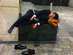 Potret Karyawan Super Lelah di Jepang Bergelimpangan di Jalan