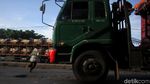 Aksi Nekat Menumpang Truk Lintas Pantura