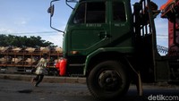 Tanpa rasa takut ia nekat berlari ke tengah jalan untuk memberhentikan truk.
