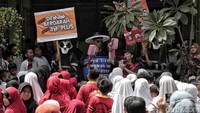 Suasana saat para pegawai dari Kelurahan Rawa Badak Utara, Jakut, melakukan kampanye pencegahan DBD di sekolah dasar.
