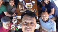 Kumpul bareng teman-teman, Abimana ditemani dengan kopi dan aneka camilan enak. Foto: Instagram@abimana_arya Foto: Instagram