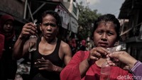 Selain itu, warga juga diberikan ikan cupang yang dapat membantu membasmi jentik-jentik nyamuk penyebab DBD di kolam maupun di tempat penampungan air yang berada di rumah warga.