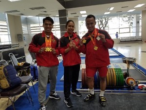 Deni dan Triyatno Sabet Medali Emas di Kejuaraan Angkat Besi di Thailand