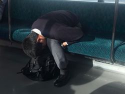 Potret Karyawan Super Lelah di Jepang Bergelimpangan di Jalan