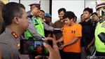 Potret Adi Saputra Pembanting Motor Berbaju Tahanan dan Cium Tangan Polisi