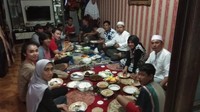 Lagi-lagi mengunggah foto buka bersama. Kali ini Mandala mengikuti kegiatan buka bersama di Pontianak. Makan lesehan dan langsung dengan tangan memang paling enak. Foto: Instagram mandala_abadi_shoji