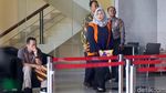 Jalani Pemeriksaan Lanjutan, Neneng Hassanah Tebar Senyuman
