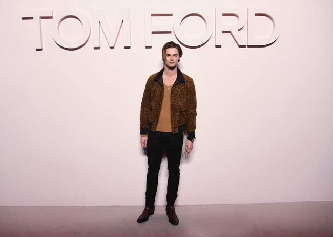 Putra Arnold Schwarzenegger, Patrick, juga tak melewatkan hajatan fashion terakbar ini. Bomber bermotif leopard menjadi andalan mantan kekasih Miley Cyrus ini. (Foto: Getty Images)