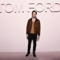 Putra Arnold Schwarzenegger, Patrick, juga tak melewatkan hajatan fashion terakbar ini. Bomber bermotif leopard menjadi andalan mantan kekasih Miley Cyrus ini. (Foto: Getty Images)