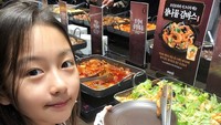 Ternyata Ha-eun anak yang mandiri ya! Ia tak ragu mengambil makanan sendiri saat bersantap di restoran. Foto: Instagram haeun_0425
