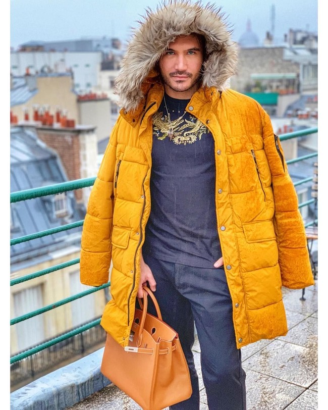 Inilah gaya Dr. Thiago saat tampil matching dengan jaket dan tas Hermes berwarna oranye. Tas Hermes seri Birkin yang ditentengnya harganya mencapai ratusan juta rupiah. (Foto: Dok. Instagram Dr. Thiago Freire)