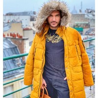 Inilah gaya Dr. Thiago saat tampil matching dengan jaket dan tas Hermes berwarna oranye. Tas Hermes seri Birkin yang ditentengnya harganya mencapai ratusan juta rupiah. (Foto: Dok. Instagram Dr. Thiago Freire)